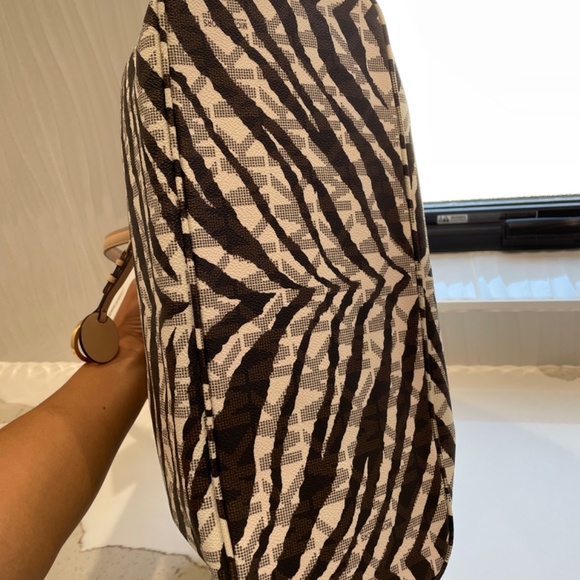 Authentic Michael Kors Tote - Picture 4 of 4